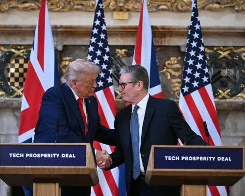 Trump Turns Fire on Putin and Commends UK in Press Conference with Keir Starmer